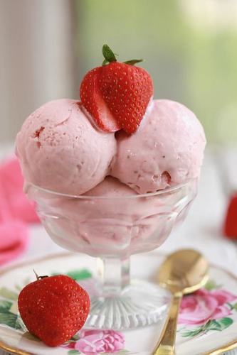 Hygienically Prepared Natural And Fresh Strawberry Ice Cream With Safe Packaging