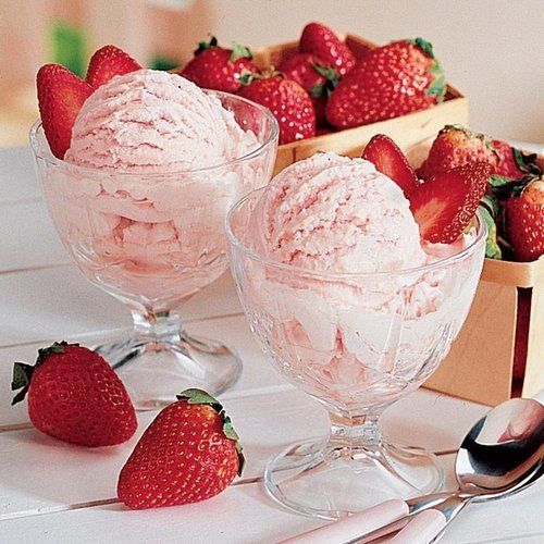  स्वच्छ रूप से संसाधित प्राकृतिक और ताज़ा स्वादिष्ट स्वाद वाली स्ट्राबेरी आइसक्रीम 