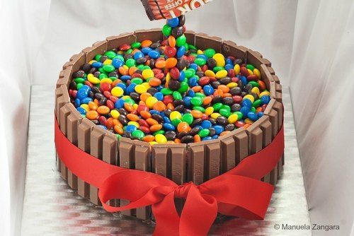  जन्मदिन और सालगिरह के लिए रत्नों के साथ स्वादिष्ट और मलाईदार काला चॉकलेट केक चॉकलेट टॉपिंग