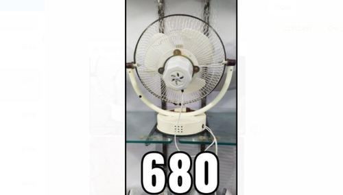 3 Plastic Blade Stainless Steel Electric Table Fan With Speed Change Function