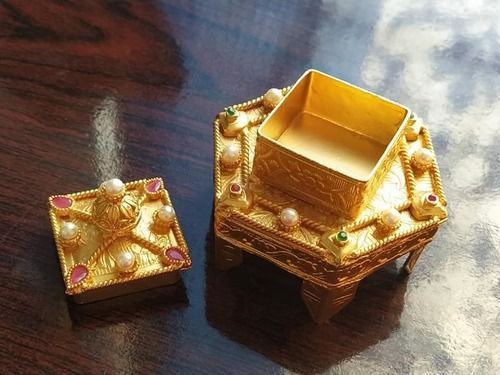 1 Gram Gold Kumkum Holders In Square Shape Decorated With Beads