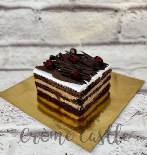 Mouthwatering Taste Floral Vanilla Chocolate Cream Cake For Anniversary Pack Size: Box