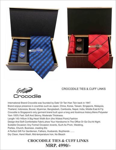 लाल और नीले हल्के वजन वाले धारीदार पॉलिएस्टर क्रोकोडाइल नेक टाई