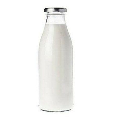  बोतल पैक के साथ ताजा और स्वस्थ सफेद शुद्ध गाय का दूध, 500 मिलीलीटर और 1 लीटर 