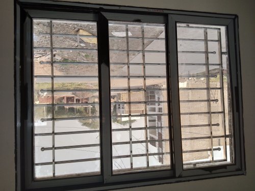 सिल्वर पाउडर कोटेड रेक्टैंगुलर एल्युमिनियम और ग्लास स्लाइडिंग विंडो, घर के लिए