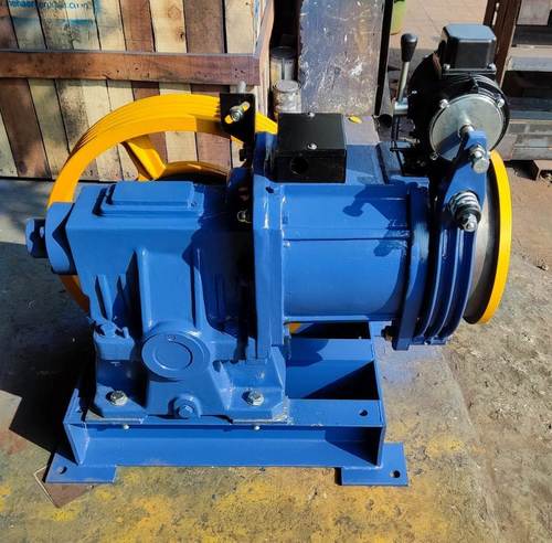 Long Lifespan And Durable With Good Quality Iron Gearless Elevator Traction Machine (Blue & Yellow)  Load Capacity: 1000  Kilograms (Kg)