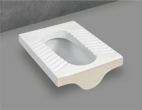 फाइन फिनिश, व्हाइट कलर और ब्राइट लुक वाली सिरेमिक इंडियन टॉयलेट सीट इंस्टॉलेशन टाइप: फ्लोर माउंटेड