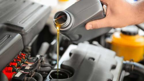 Yellow Engine Oil Used In Both Four Wheeler And Two Wheeler Vehicles