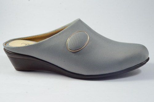 Comfortable To Wear Skin Friendliness Casual Wear Leather Grey Ladies Sandal Heel Size: Flat