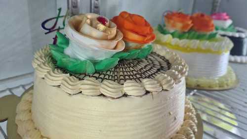 Hygienic Prepared Elegant Look Mouthwatering Taste Round Pineapple Birthday Cake (500gm)