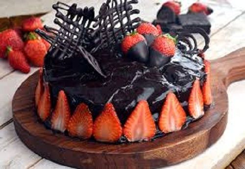 Hygienic Prepared Mouthwatering Taste Chocolate Cake Topping of Strawberry and Cherry