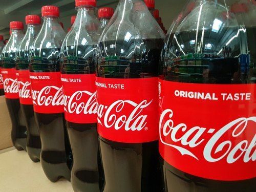 कोका कोला कोल्ड ड्रिंक हाइजीनिक तैयार और मुंह में पानी लाने वाले स्वाद के साथ 