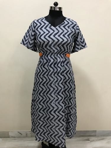 Comfortable And High Design Cotton Casual Wear Half Sleeves Rayon Zig Zag Print Tunic Kurti Bust Size: 34 Inch (In)