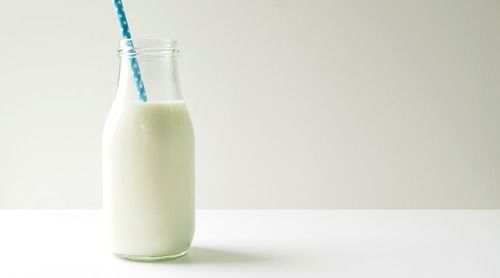  100% शुद्ध, कच्चा और प्राकृतिक सूखा स्किम्ड व्हाइट रॉ ऑर्गेनिक गाय का दूध