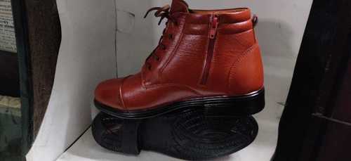 Red Highly Durable And Fine Finish Men Safety Shoes