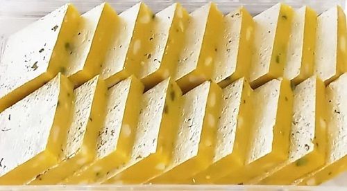 Khoya Barfi Hygienic Prepared Authentic And Fresh Delightful Sweet Taste Kaju Pista Burfi