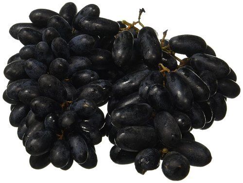प्राकृतिक और ताज़ा स्वादिष्ट पोषक तत्वों से भरपूर काले अंगूर