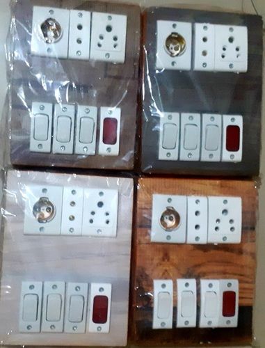  लकड़ी के इलेक्ट्रिकल स्विच बोर्ड 1-बल्ब होल्डर, 1फाइव पिन, 1-इंडिकेटर और तीन स्विच (कॉपर वायर) 