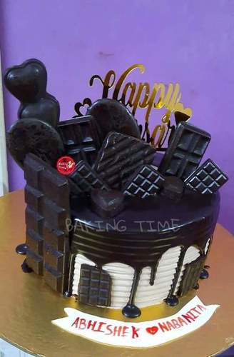 100% Eggless Fresh 2Kg Pure Chocolate Flavored Round Birthday Cake Fat Contains (%): 14 Percentage ( % )