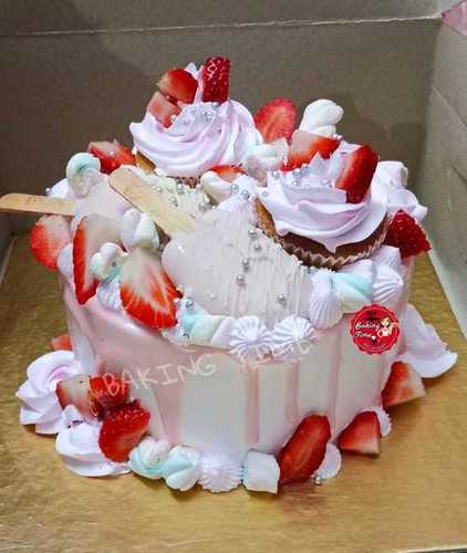 100% Fresh And Vegetarian Strawberry Flavored Round Cake With Lots Of Strawberries