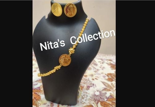 Golden Tone Round Coin Shaped Design And Small Pearl Pendant And Earring Set Gender: Women