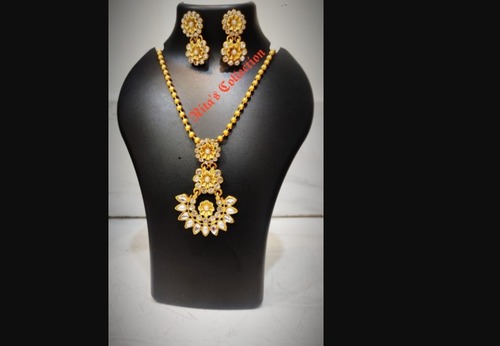 गोल्डन टोन राउंड फ्लोरल डिज़ाइन और छोटा पीला पर्ल पेंडेंट और मैचिंग ईयररिंग सेट जेंडर: महिलाएं