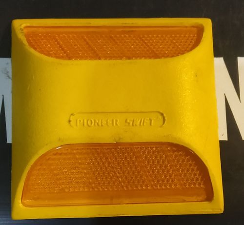 स्टॉप साइन येलो कलर रिफ्लेक्टर सेफ्टी रोड स्टड्स 500 मीटर, विज़ुअल रेंज और 110 ग्राम वज़न के साथ