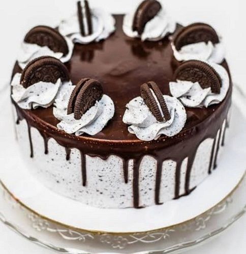 Delicious Chocolate And Vanilla Flavor Cake Loaded With Oreo Biscuits