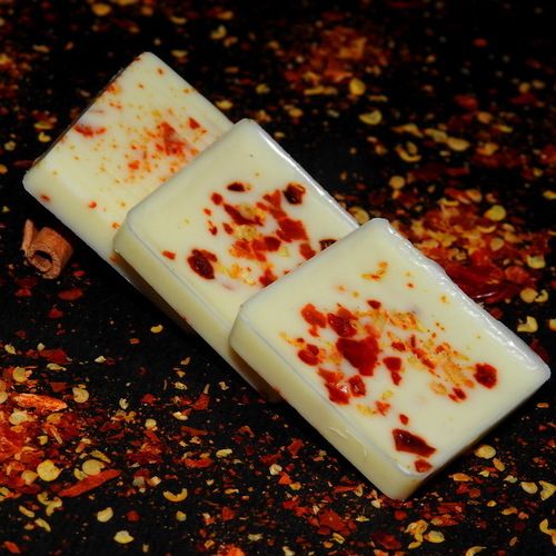  स्वादिष्ट प्राकृतिक महीन स्वाद वाली सफेद रंग की लाल मिर्च के स्वाद वाली होममेड चॉकलेट