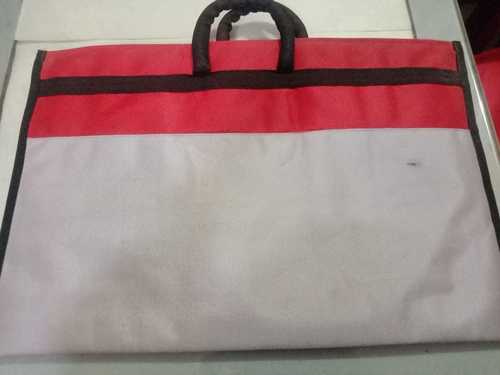 हैंडल के साथ सफेद और लाल रंग का बहुउद्देश्यीय स्टोरेज ऑर्गनाइज़र यूटिलिटी बैग