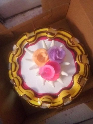  रिच क्रीम और मीठे स्वाद वाले गोल आकार के फूलों से सजा हुआ जन्मदिन का केक