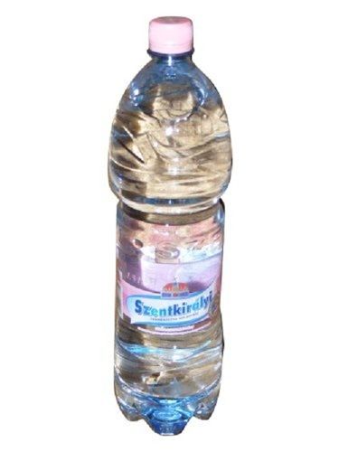  पारदर्शक प्लास्टिक बोतल में 100 प्रतिशत ताज़ा और शुद्ध पेय मिनरल वाटर 