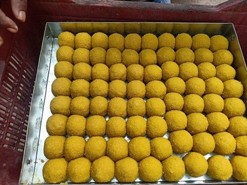 Yellow Color 100% Fresh And Delicious Besan Laddu Made With Desi Ghee