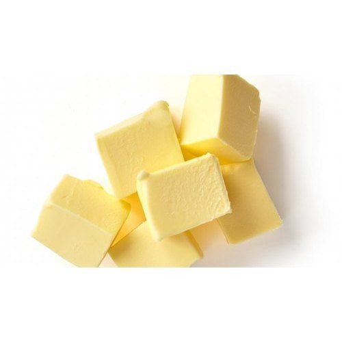  आवश्यक विटामिन और संतृप्त वसा का बढ़िया स्रोत पीले रंग का ताज़ा मक्खन 