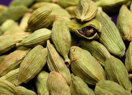 स्वाद से भरपूर, शुद्ध हरा रंग छोटे आकार के पोषक तत्वों से भरपूर खुशबूदार इलायची