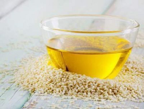 Yellow Colour Healthy Sesame Oil With 12 Months Shelf Life and Health Benefits