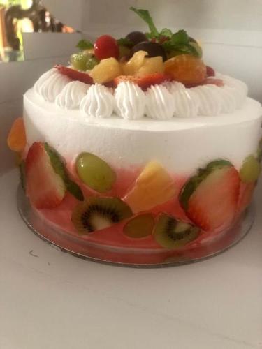 100% Fresh And Eggless Vanilla Cake With Fruits Toppings For Birthday, Anniversary Fat Contains (%): 14 Percentage ( % )