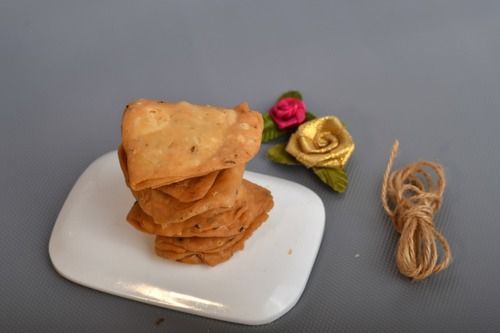 Brown Color Crispy And Delicious Mathri Snacks With Goodness Of Methi