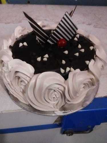  100% Fresh And Eggless Designer Chocolate Cake With Vanilla Cream Roses