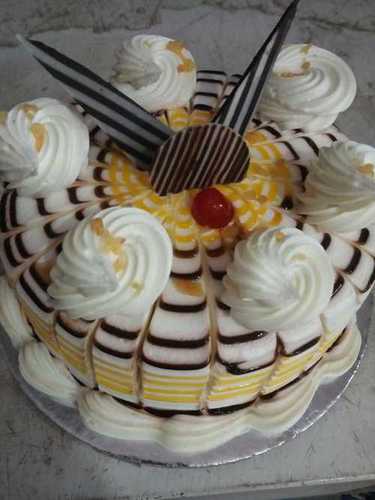 Send Scrumptious Round White Pinata Cake with Hammer to Kerala India   Page Details  keralaflowersgiftscom