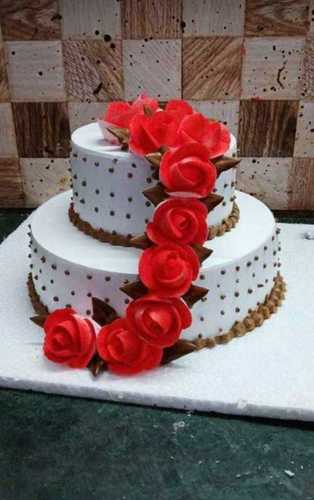 100% Fresh And Eggless Vanilla Cake With Red Roses Topping Fat Contains (%): 24 Percentage ( % )