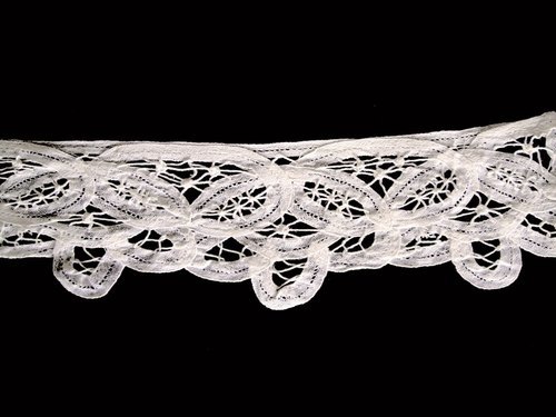 सूट और साड़ी में सादे हस्तनिर्मित सफेद सूती फैंसी लेस का उपयोग