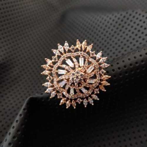 महिलाओं के लिए फैंसी और एलिगेंट डिज़ाइन पॉलिश फिनिश वाली पार्टी वियर रिंग