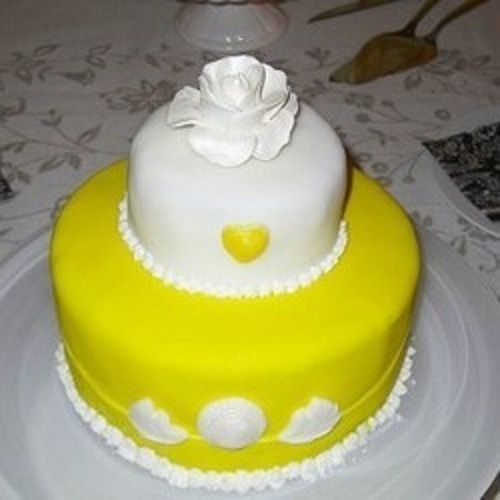 Hygienic Prepared Mouthwatering Rich Sweet Taste Mango Cake Topped With Flower