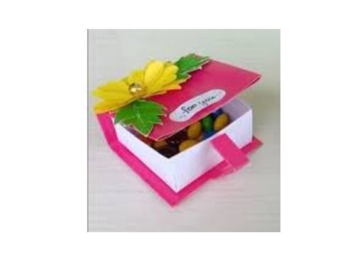 उपहार देने के उद्देश्य के लिए गुलाबी रंग का हस्तनिर्मित स्क्वायर शेप पेपर गिफ्ट बॉक्स 