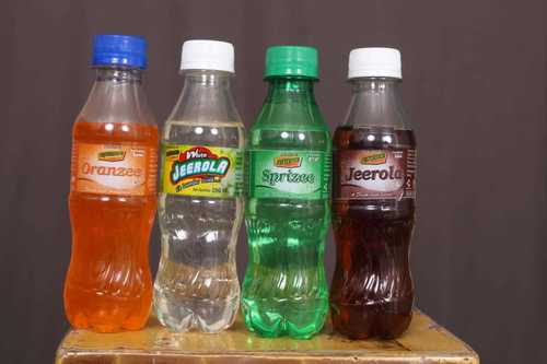  पेय पदार्थों में इस्तेमाल होने वाली स्क्रू कैप वाली पारदर्शी प्लास्टिक की बोतलें