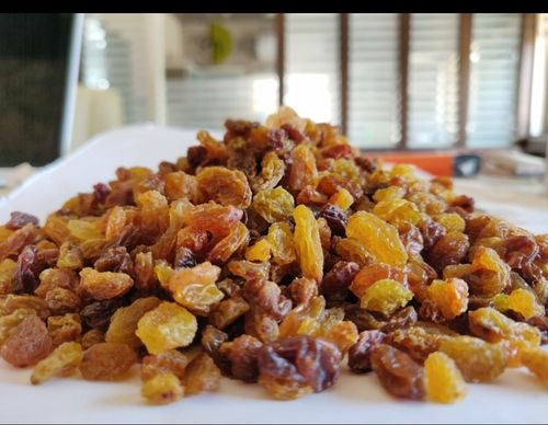 Golden Color Sweet And Sour Natural Sun Dried Raisins