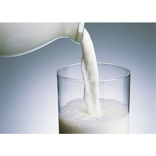 स्वस्थ शुद्ध समृद्ध प्राकृतिक स्वादिष्ट स्वाद ताजा सफेद गाय का दूध 