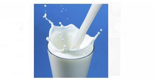 मानव उपभोग के लिए 1 लीटर ताजा और प्राकृतिक सफेद रंग का शुद्ध गाय का दूध 