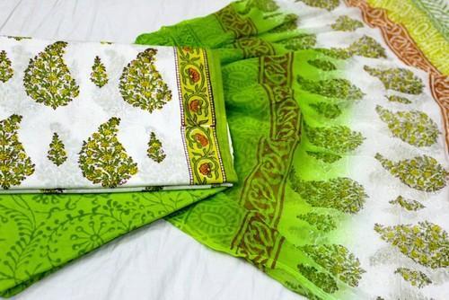 महिलाओं के लिए कैज़ुअल वियर सफ़ेद और हरे रंग का प्रिंटेड कॉटन सांगानेरी अनस्टिच्ड सूट
